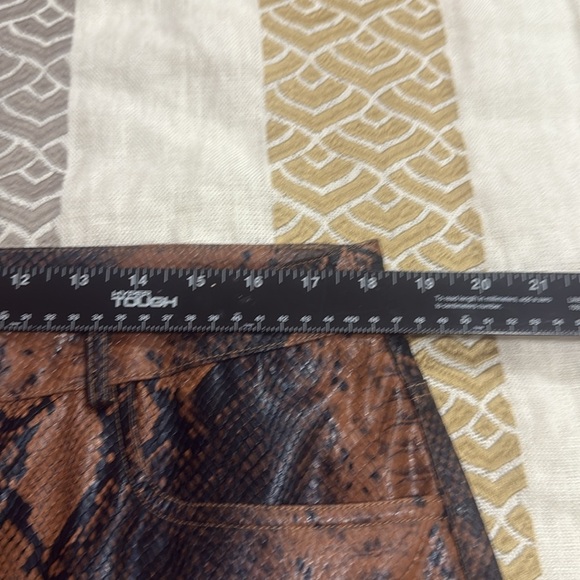 (T3) Pretty LittleThing Brown faux leather wide leg pants with snake print - Picture 5 of 16